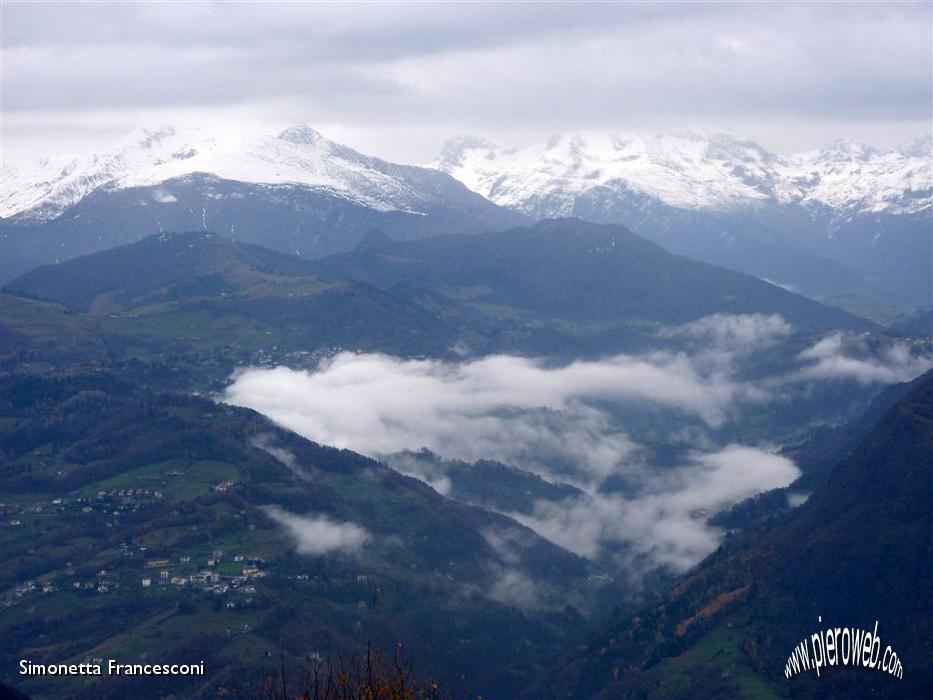 09 UNO SGUARDO ALLA VALLE SOTTOSTANTE.JPG